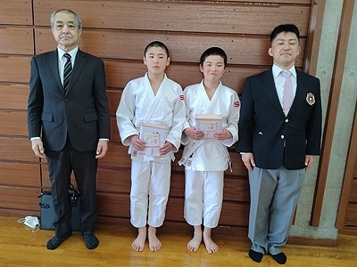 優勝の岩手県営武道館柔道教室　取 : 上林 龍揮選手　　受 : 谷地 文太選手